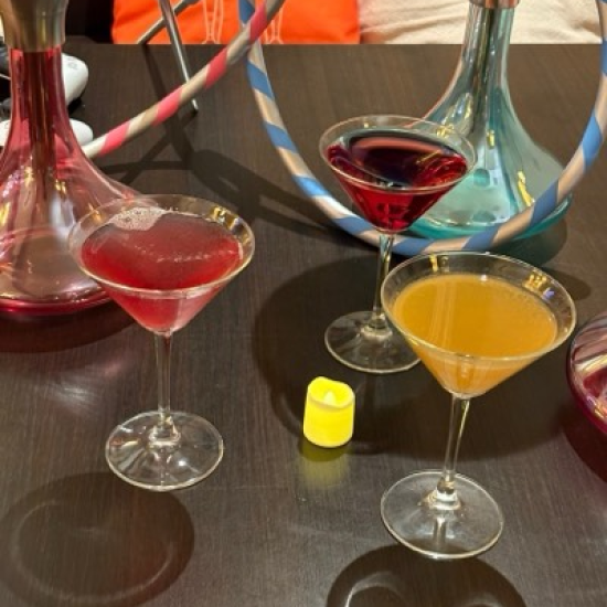 Забавление и релакс с коктейл и наргиле за трима в в Наргиле бар Терасата от Makaroon