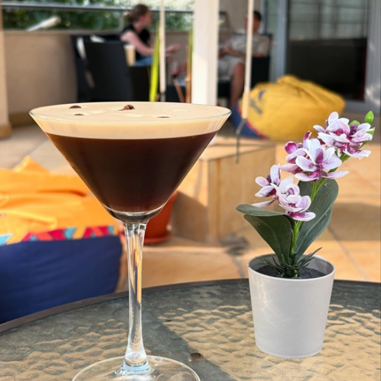 Забавление и релакс с коктейл и наргиле за трима в в Наргиле бар Терасата от Makaroon