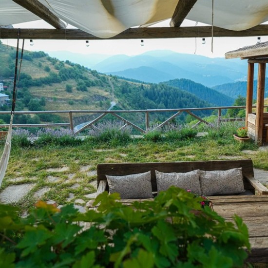 Подарете си една незабравима почивка на Нашето място, апартамент Ирис в сърцето на Родопите от Makaroon