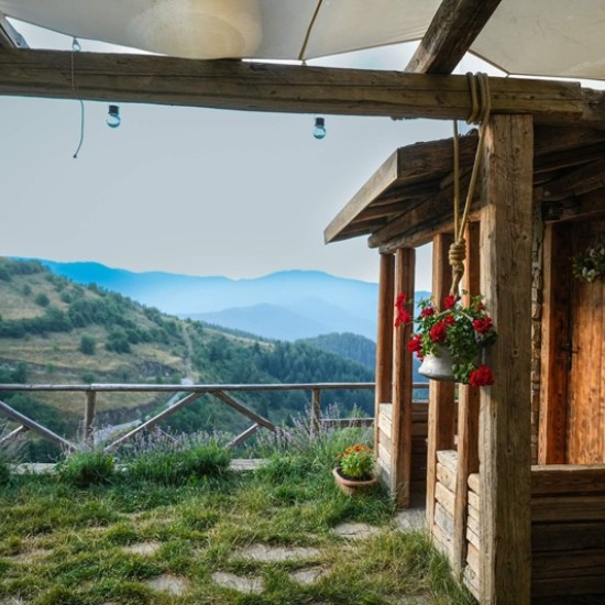 Подарете си една незабравима почивка на Нашето място, апартамент Ирис в сърцето на Родопите от Makaroon