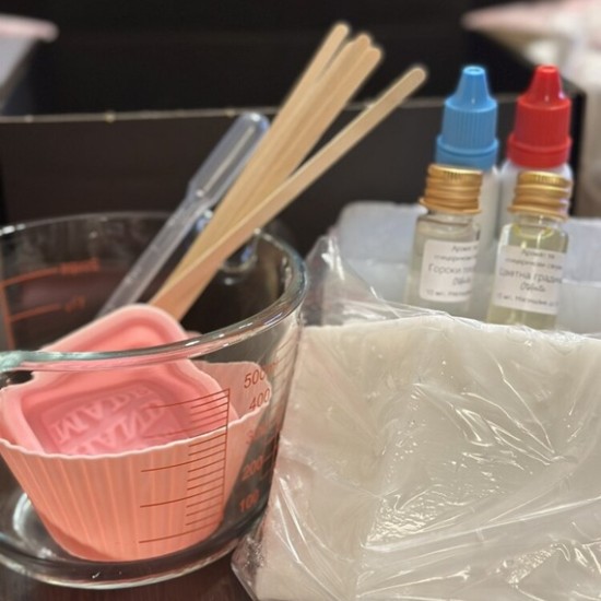 Отдайте се на творчество и забавление с работилница за сапуни + чаша вино в Банско от Makaroon