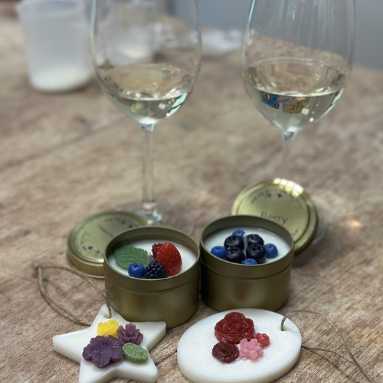 Влезте в света на свещолеенето с Работилница за ароматни свещи и вино в Банско от Makaroon