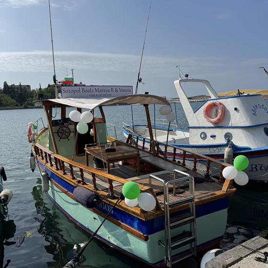 Спокойствие и красиви гледки с 4-часова разходка с лодка за до 10 души край Созопол от Makaroon