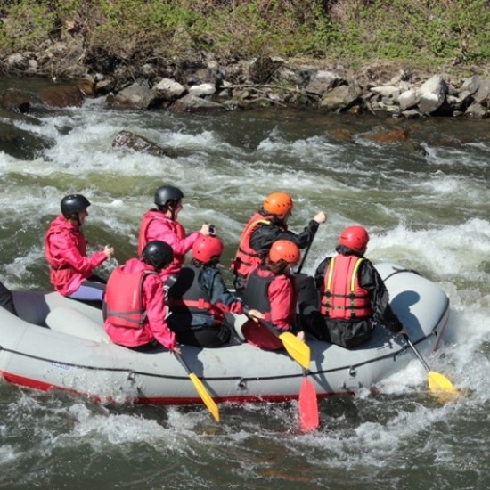 Впуснете се в едно истинско приключение по вода с Рафтинг по р. Искър от Makaroon