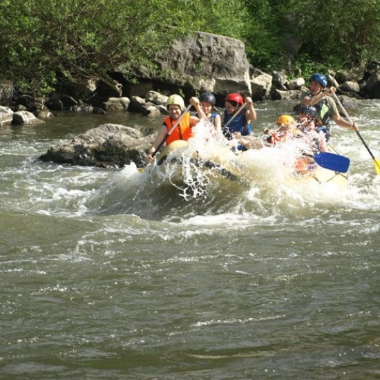 Впуснете се в едно истинско приключение по вода с Рафтинг по р. Искър от Makaroon