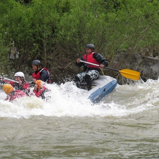 Впуснете се в едно истинско приключение по вода с Рафтинг по р. Искър от Makaroon