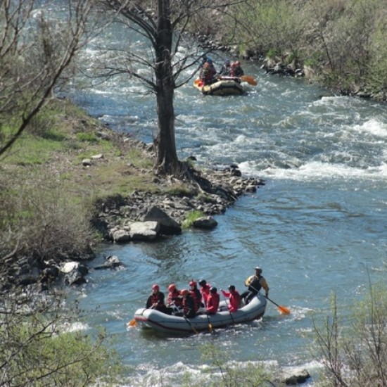 Впуснете се в едно истинско приключение по вода с Рафтинг по р. Искър от Makaroon