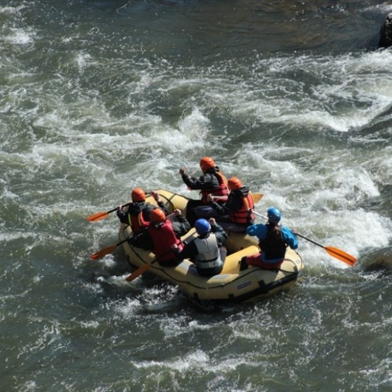 Впуснете се в едно истинско приключение по вода с Рафтинг по р. Искър от Makaroon