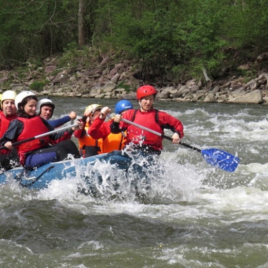 Впуснете се в едно истинско приключение по вода с Рафтинг по р. Искър от Makaroon
