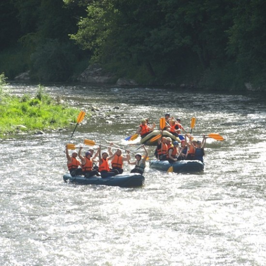 Впуснете се в едно истинско приключение по вода с Рафтинг по р. Искър от Makaroon