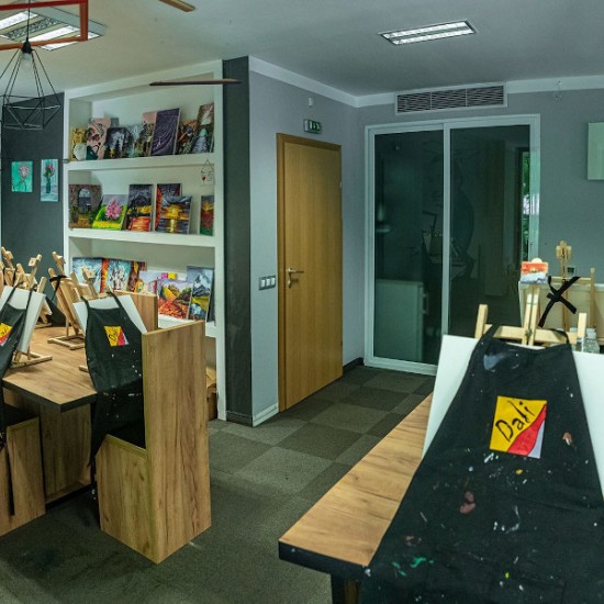 Насладете се на една невероятна Арт Терапия с Рисуване на по чаша вино от Makaroon