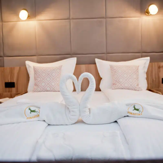 Почивка сред природата - насладете се на уикенд за двама + 2 деца със закуска и спа в СПА хотел Романтика от Makaroon Почивка сред природата - насладете се на уикенд за двама + 2 деца със закуска и спа в СПА хотел Романтика от Makaroon