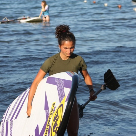 Превърнете лятната си почивка в приключение с Урок по уиндсърф, хавайски сърф, SUP или каяк от Makaroon