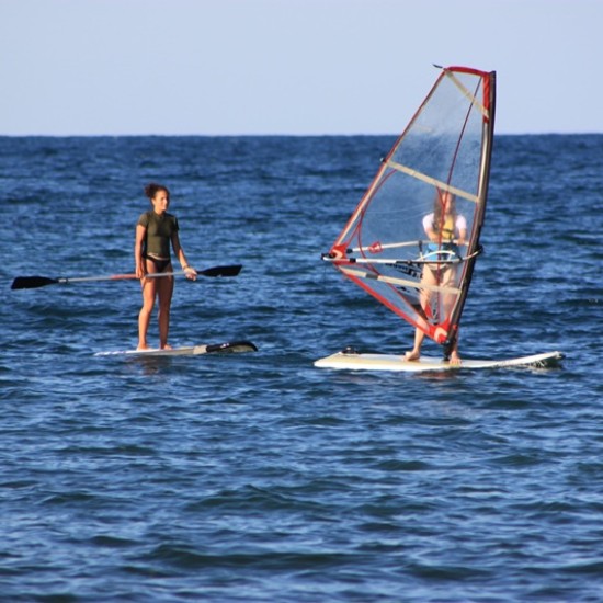 Превърнете лятната си почивка в приключение с Урок по уиндсърф, хавайски сърф, SUP или каяк от Makaroon