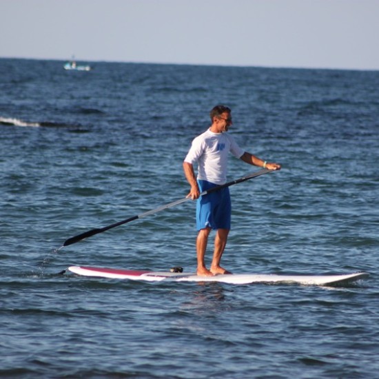 Превърнете лятната си почивка в приключение с Урок по уиндсърф, хавайски сърф, SUP или каяк от Makaroon