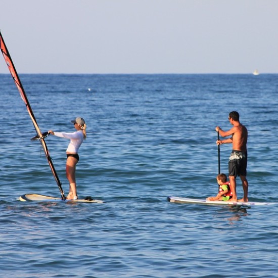 Превърнете лятната си почивка в приключение с Урок по уиндсърф, хавайски сърф, SUP или каяк от Makaroon
