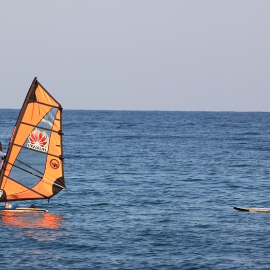 Превърнете лятната си почивка в приключение с Урок по уиндсърф, хавайски сърф, SUP или каяк от Makaroon