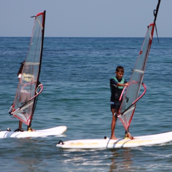Превърнете лятната си почивка в приключение с Урок по уиндсърф, хавайски сърф, SUP или каяк от Makaroon