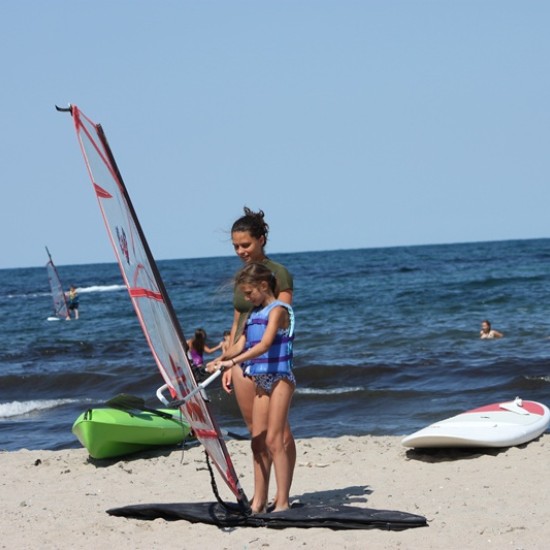 Изненадайте детето си с различно и интересно лятно занимание - урок по уиндсърф, хавайски сърф, SUP или каяк от Makaroon