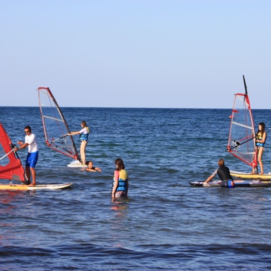 Изненадайте детето си с различно и интересно лятно занимание - урок по уиндсърф, хавайски сърф, SUP или каяк от Makaroon