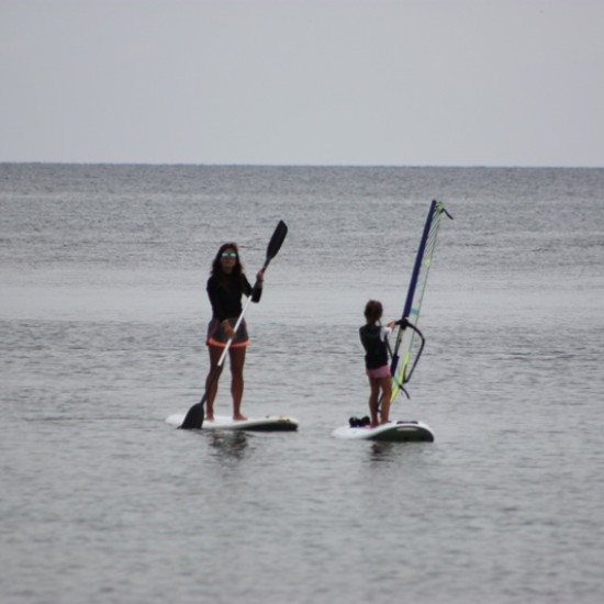 Изненадайте детето си с различно и интересно лятно занимание - урок по уиндсърф, хавайски сърф, SUP или каяк от Makaroon
