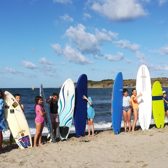 Изненадайте детето си с различно и интересно лятно занимание - урок по уиндсърф, хавайски сърф, SUP или каяк от Makaroon