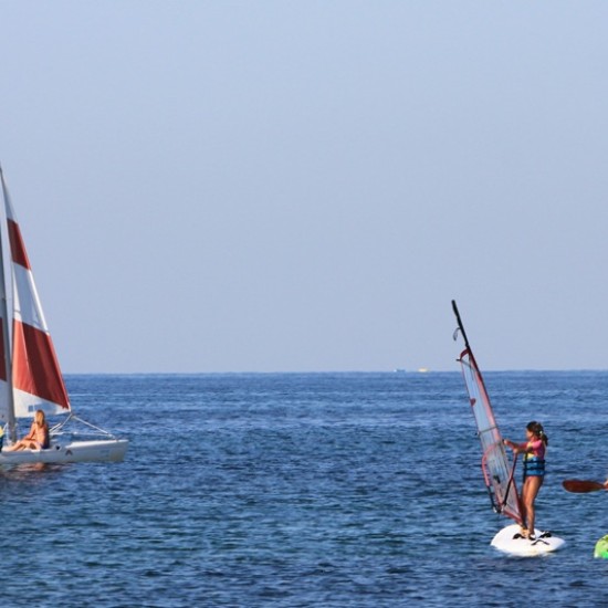 Изненадайте детето си с различно и интересно лятно занимание - урок по уиндсърф, хавайски сърф, SUP или каяк от Makaroon