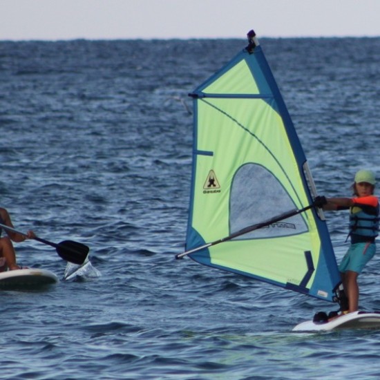 Изненадайте детето си с различно и интересно лятно занимание - урок по уиндсърф, хавайски сърф, SUP или каяк от Makaroon