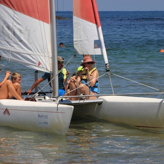 Организирайте своята приключенска лятна почивка с разходка с катамаран за двама около Царево от Makaroon