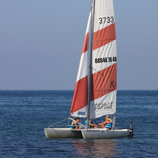 Организирайте своята приключенска лятна почивка с разходка с катамаран за двама около Царево от Makaroon