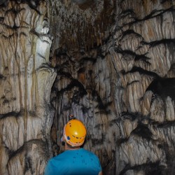 Приключение в Родопите с разходка в пещера Надарска и плаване с лодка по красивия каньон Горло за до 5 души Приключение в Родопите с разходка в пещера Надарска и плаване с лодка по красивия каньон Горло за до 5 души