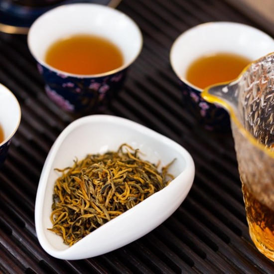  Потопете се в истинска чаена утопия с Дегустация на китайски чай в ТеаТоріа от Makaroon