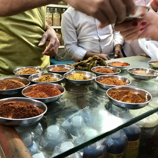 Опознайте света на подправките с дегустация на ароматни растения от цял свят за един човек от Makaroon