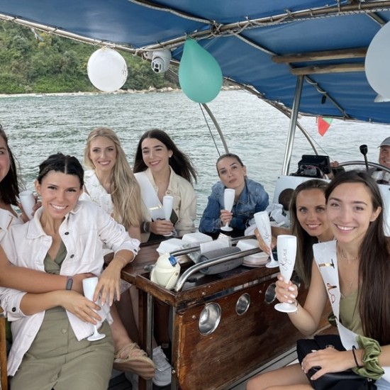 Впуснете се в едно невероятно приключение с Един час разходка с яхта край Варна с плуване и красиви гледки от Makaroon