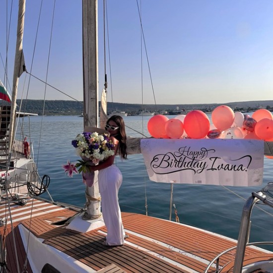 Впуснете се в едно невероятно приключение с Един час разходка с яхта край Варна с плуване и красиви гледки от Makaroon