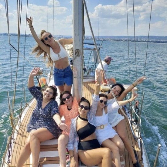 Впуснете се в едно невероятно приключение с Един час разходка с яхта край Варна с плуване и красиви гледки от Makaroon