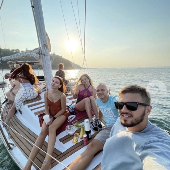 Впуснете се в едно невероятно приключение с Един час разходка с яхта край Варна с плуване и красиви гледки от Makaroon