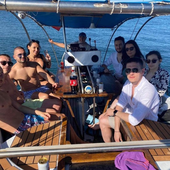 Впуснете се в едно невероятно приключение с Един час разходка с яхта край Варна с плуване и красиви гледки от Makaroon