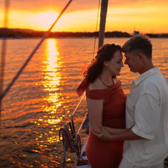 Впуснете се в едно невероятно приключение с Един час разходка с яхта край Варна с плуване и красиви гледки от Makaroon