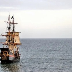 В прегръдката на морето: Разходка за двама с кораб Св. Тома край Варна