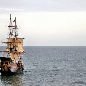 В прегръдката на морето: Разходка за двама с кораб Св. Тома край Варна