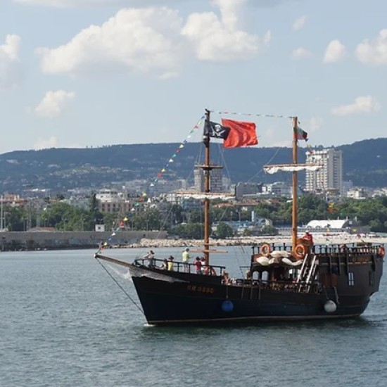 Подарете си една необикновена морска разходка за двама с кораб Св. Тома край Варна от Makaroon