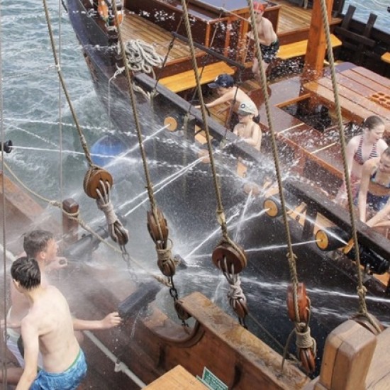 Подарете си една необикновена морска разходка за двама с кораб Св. Тома край Варна от Makaroon