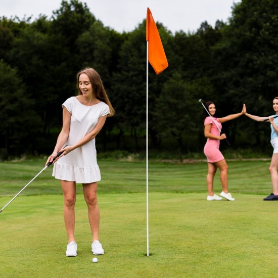 Активност и релаксация с Делничен урок по голф за двама от Makaroon