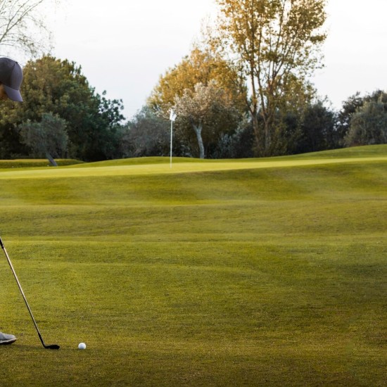 Активност и релаксация с Делничен урок по голф за двама от Makaroon