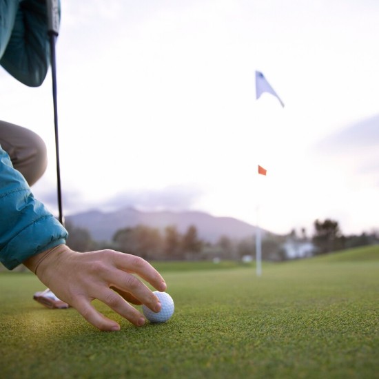 Активност и релаксация с Делничен урок по голф за двама от Makaroon